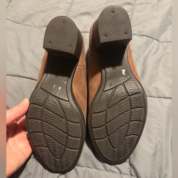 CLARKS COLLECTION Womens Enfield Sandy Heeled Suede Brown Clogs Size 8.5 - Picture 3 of 7